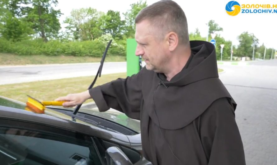 Монах-францисканец моет стекла автомобилей, чтобы собрать средства для украинских защитников