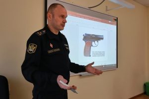 Закон Божий уже не тот: в Салехарде в воскресной школе воспитанников обучают собирать автоматы с пистолетами