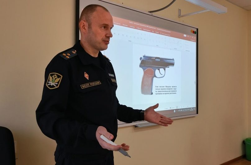 Закон Божий уже не тот: в Салехарде в воскресной школе воспитанников обучают собирать автоматы с пистолетами