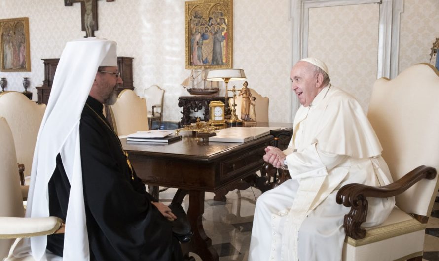 Глава УГКЦ на аудиенции у Папы Римского подарил ему необычный подарок — фрагмент российской мины