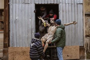 Статуя Иисуса Христа вывезена из армянского собора во Львове для хранения в бункере во время войны