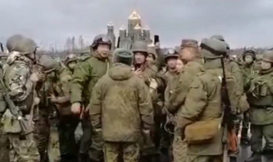 «Это профанация». Российские военные взбунтовались прямо возле главного храма ВС РФ