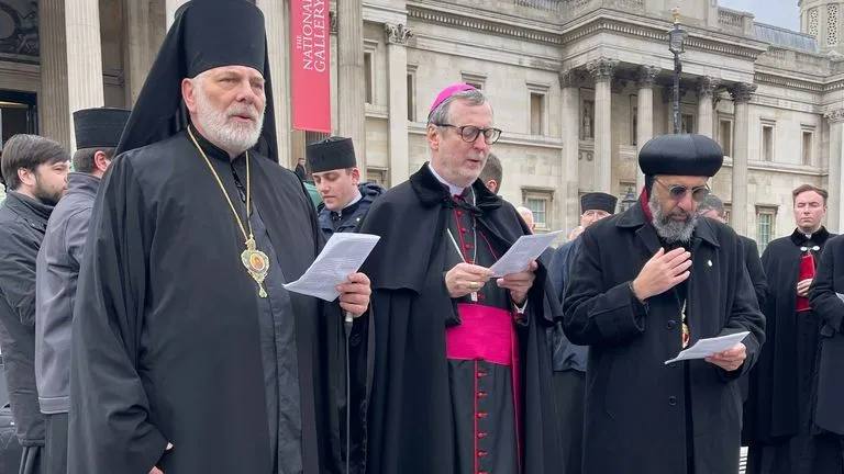 Архиепископ Клаудио Гуджеротти, принял участие в демонстрации