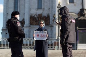 В Москве возле храма Христа Спасителя задержали девушку, которая вышла на пикет против войны