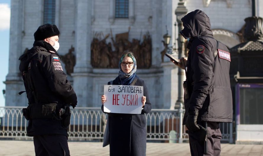 В Москве возле храма Христа Спасителя задержали девушку, которая вышла на пикет против войны