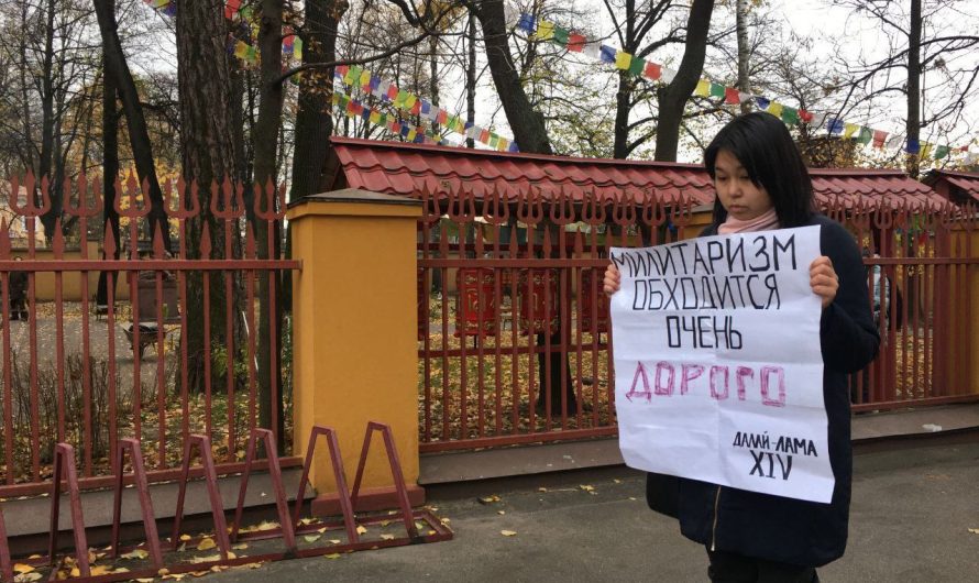 Антивоенный протест буддистки в Санкт-Петербурге