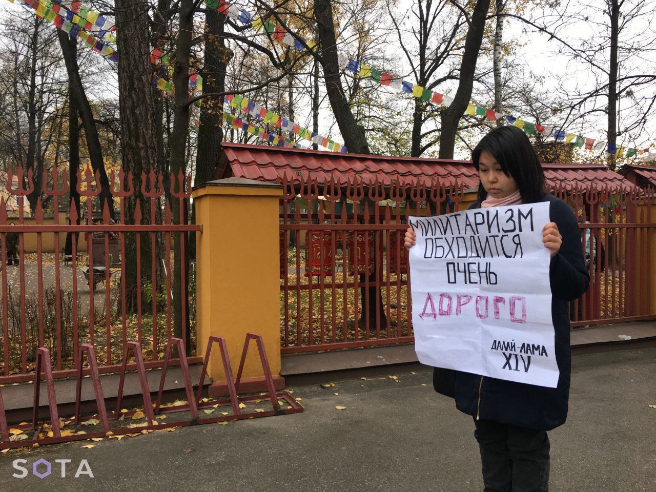 Антивоенный протест буддистки в Санкт-Петербурге