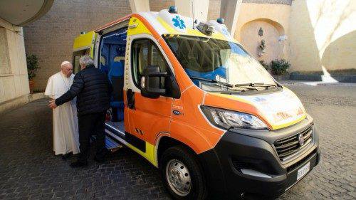 Папа Франциск подарил Львову машину скорой помощи