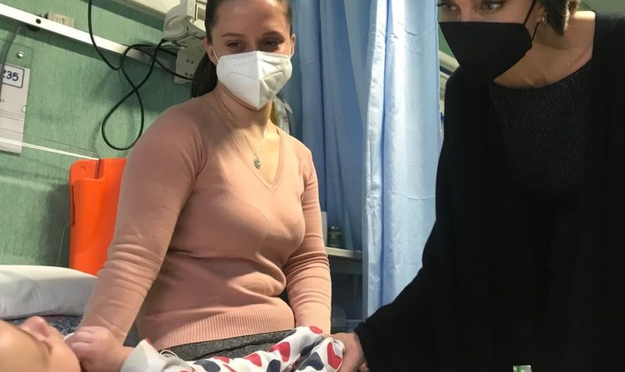 «Я молюсь за прекращение войны — это единственный способ остановить страдания»: Анджелина Джоли навестила в римской больнице украинских детей-беженцев