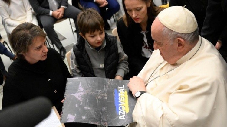 Папа Римский встретился с женой и сыном украинского военнопленного