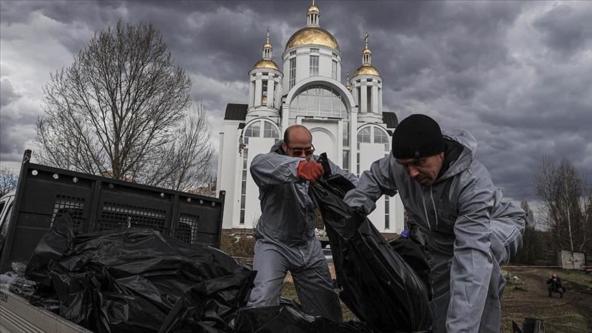В Буче возле Андреевского храма из братской могилы уже поднято 73 тела