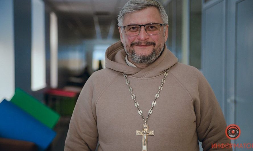 Горячая эвакуация: священник из Волосского вывозит людей из-под обстрелов
