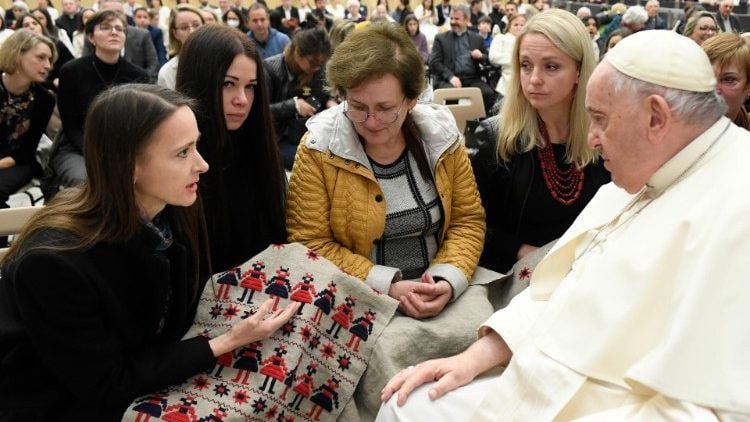Родственницы защитников Мариуполя передали папе Франциску «ручник-молитву»