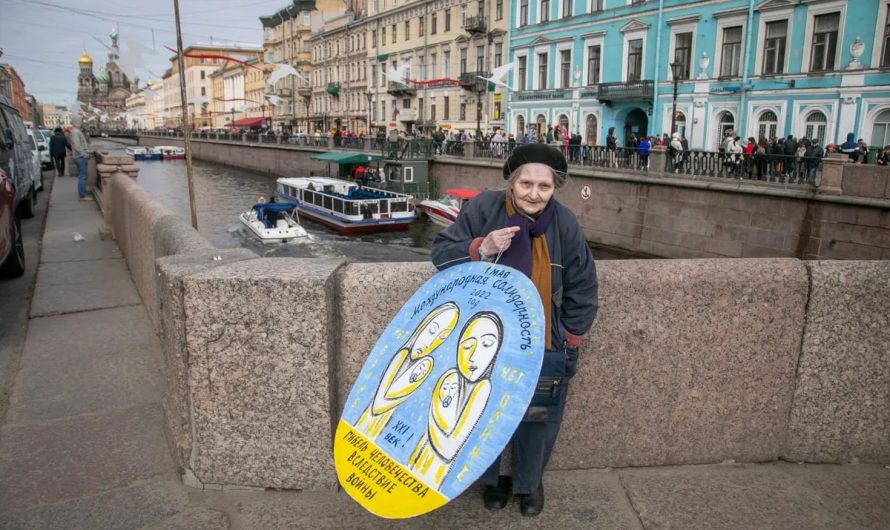 «Чтобы Россия покаялась»: пожилая художница в Санкт-Петербурге не молчала 8 лет и выходила на акции
