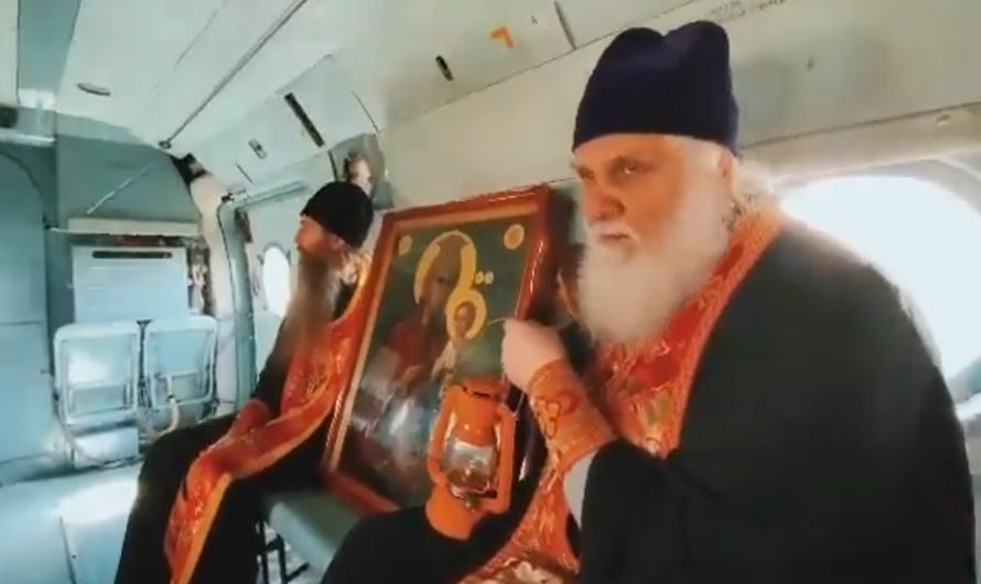 Белгородские священники РПЦ с иконой облетели Старый Оскол на военном вертолёте