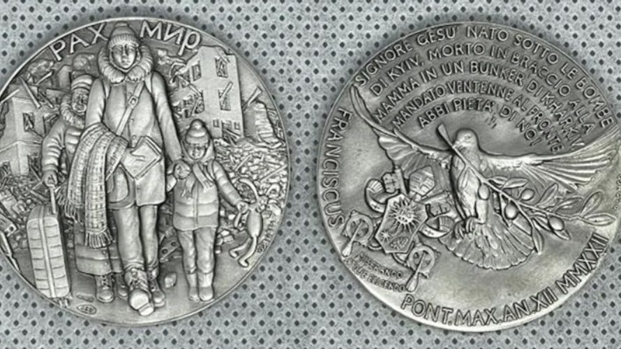 Ватикан продал 3 000 памятных медалей в помощь Украине. Выпустят еще 2 000
