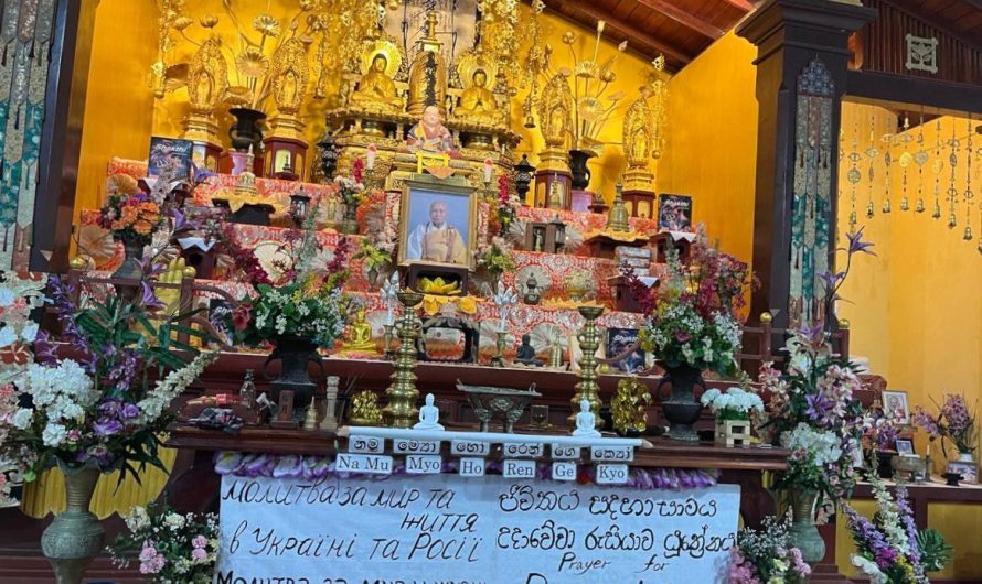 Молитва о мире в буддийском храме. Фотофакт