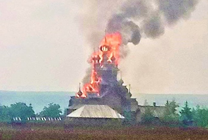В результате обстрела загорелся деревянный Всехсвятский скит Святогорской лавры УПЦ МП
