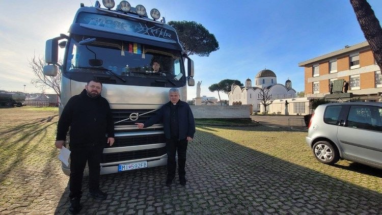 Ватикан направил в Украину новый грузовик с термоодеждой и электрогенераторами