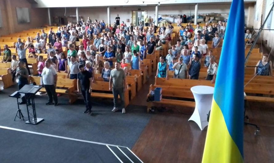 В прифронтовых городах Украины верующие продолжают приходить в церковь