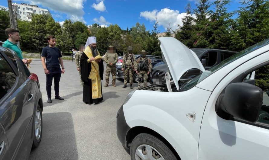 Митрополит УПЦ освятил машину для ВСУ и пожелал скорой победы Украине