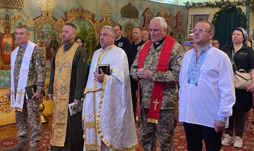 Священники с судна «Сапфир», пробывшие в российском плену, провели молебен об Украине