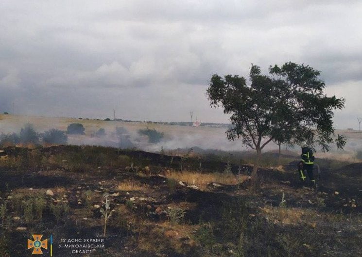 В обстреливаемом селе в Николаевской области священник возглавил стихийно организованную пожарную службу