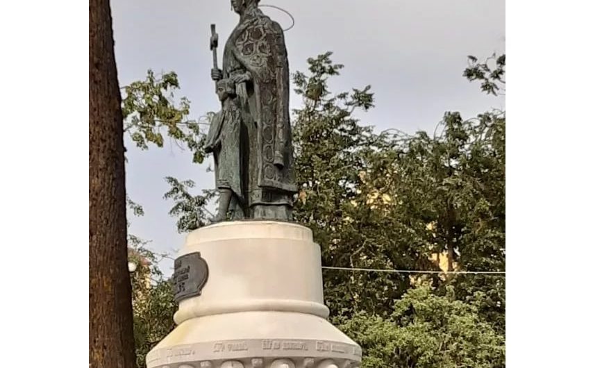 У памятника святой княгини Ольги в Пскове согнулся нимб