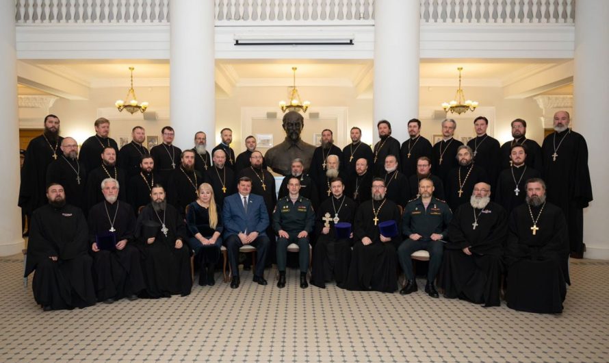 Российские военные священники сфотографировались с бюстом Дзержинского