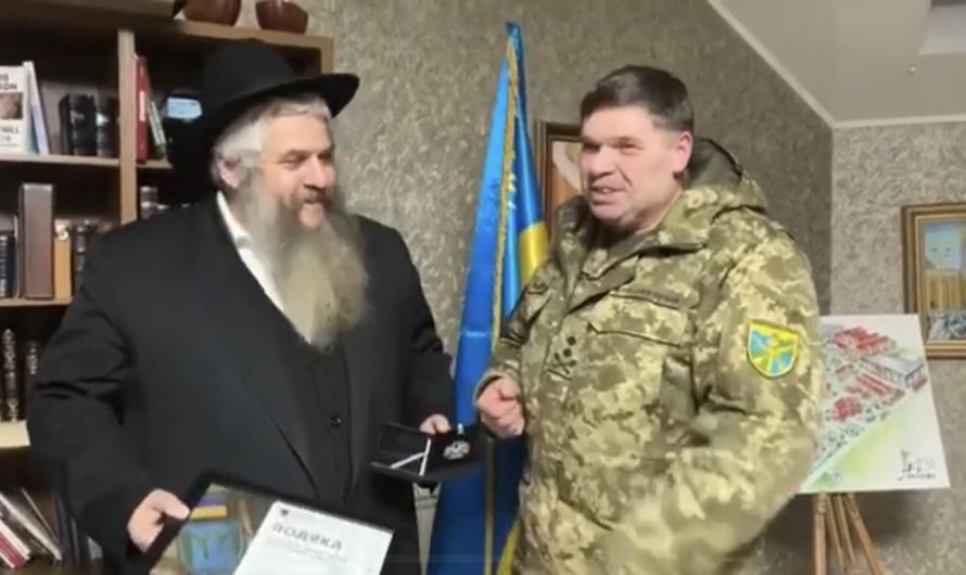 Верховного раввина Украины наградили за помощь силам обороны