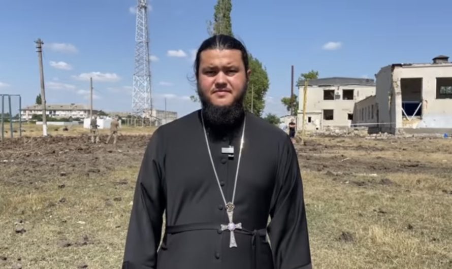 «Нас бомбят, но мы под Покровом Божией Матери»: священник из Одессы показал, как россияне разбомбили село его матери