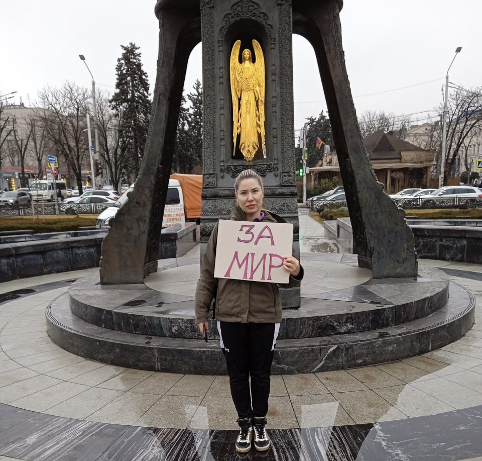 В Краснодаре активистка вышла на пикет к памятнику великомученицы Екатерины