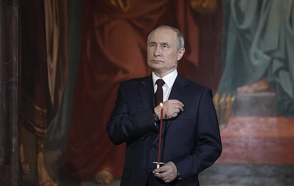 Путин верует в какого-то иного бога, наделенного мужскими половыми признаками и, возможно, даже требующего человеческих жертвоприношений?