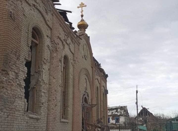 Под постоянными обстрелами разрушается Свято-Михайловский храм в Авдеевке