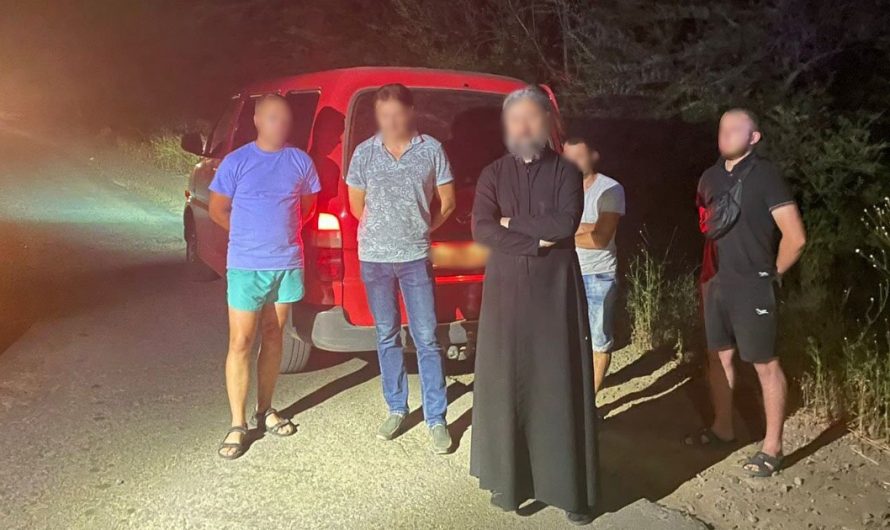 В Украине осудили священника, который за деньги помогал трем мужчинам перебраться за границу