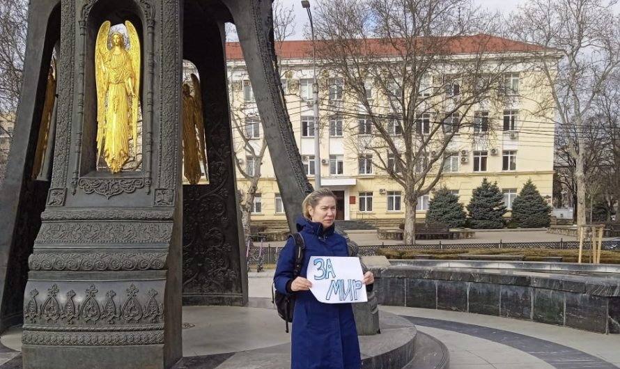 Активистка вновь вышла с пикетом к памятнику великомученицы Екатерины в Краснодаре