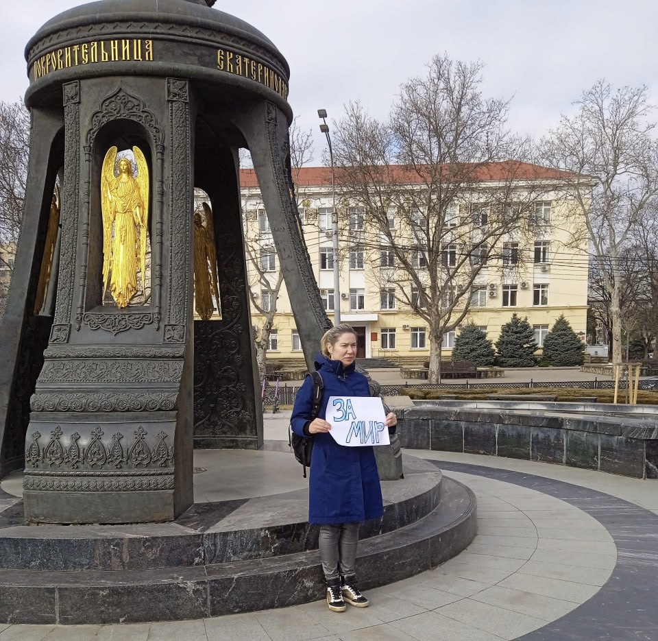 Активистка вновь вышла с пикетом к памятнику великомученицы Екатерины в Краснодаре