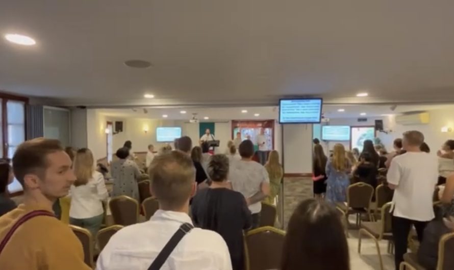 Россияне и украинцы на совместной молитве в протестантской евангельской церкви в Анталии