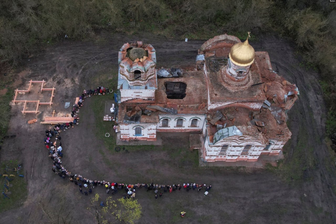 Пасха возле разрушенного храма. Фотофакт