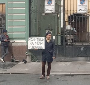 «Молитесь за мир и любовь»: антивоенный пикет у храма в Санкт-Петербурге