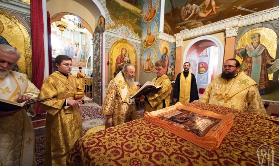 Предстоятель УПЦ сегодня освятил новонапечатанные антиминсы, в которых нет упоминания имени патриарха Кирилла