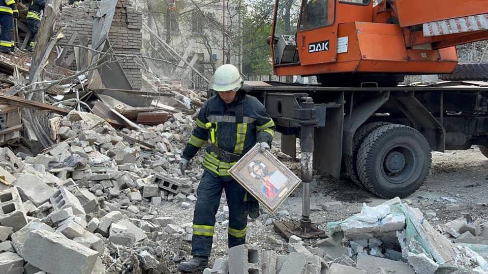 Икона после разрушения дома в Запорожье. Фотофакт