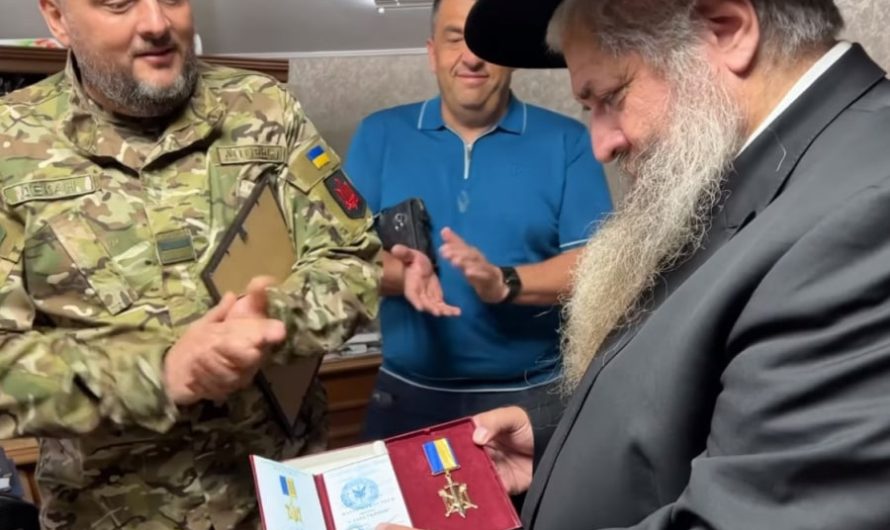 В то время как Россию покидают раввины, главный раввин Украины получил награду от министерства обороны