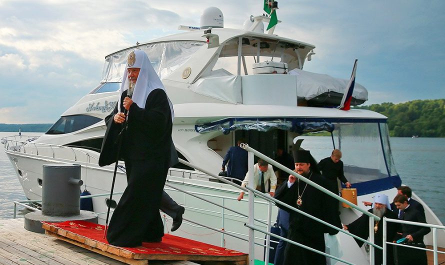 Патриарх Кирилл призвал богатых помочь деньгами «сильной России»