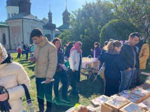 А что сверх, пойдет на плен Гиркина: в Ионинском монастыре в Киеве прошла благотворительная ярмарка 