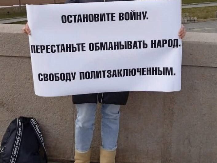 В Москве на Пасху на пикет вышла женщина. Свой поступок она прокомментировала евангельским призывом