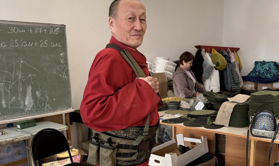 Глава российских буддистов попозировал с военной амуницией