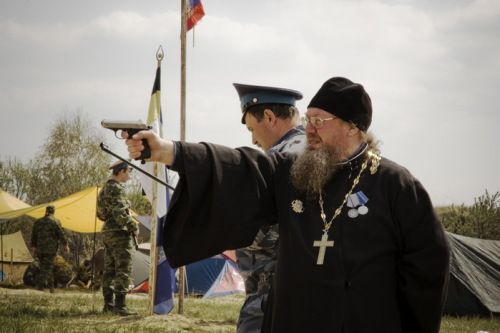Взявшим в руки оружие священникам РПЦ могут запретить заниматься церковным служением