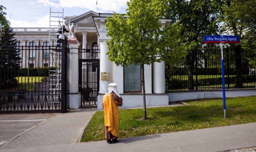 Буддистский монах каждый день молится за мир перед посольством РФ