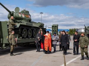 Почетный ректор семинарии РПЦ освятил военную технику перед парадом